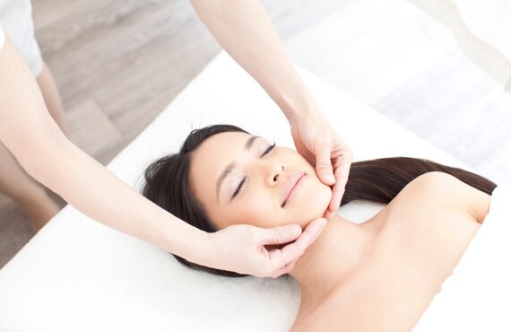 山口県大島郡のサロンでしみのお悩みに最適な美容カイロの施術を行います